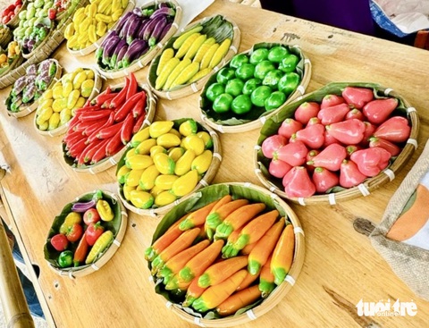 Dân miền Tây mần bánh quê ăn khi rảnh việc, nay thì kiêu hãnh bánh dân gian- Ảnh 5. Bánh đậu xanh trái cây nhiều màu sắc công phu - Ảnh: ĐẶNG TUYẾT