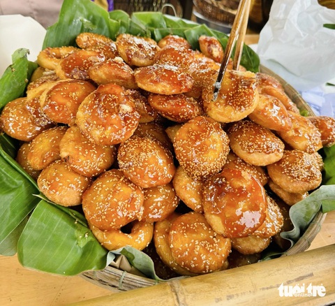 Dân miền Tây mần bánh quê ăn khi rảnh việc, nay thì kiêu hãnh bánh dân gian- Ảnh 6. Bánh cam, bánh vòng - một thức quà đi vào ký ức tuổi thơ nhiều thế hệ - Ảnh: ĐẶNG TUYẾT