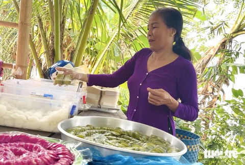 Dân miền Tây mần bánh quê ăn khi rảnh việc, nay thì kiêu hãnh bánh dân gian- Ảnh 7. Người làm bánh là một nghệ nhân khéo léo làm ra nhiều loại bánh đầy màu sắc - Ảnh: ĐẶNG TUYẾT