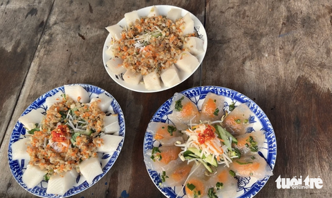 Dân miền Tây mần bánh quê ăn khi rảnh việc, nay thì kiêu hãnh bánh dân gian- Ảnh 8. Bánh đúc, bánh bột lọc nhân tôm thịt làm vừa bụng thực khách chỉ với 15.000 đồng/đĩa - Ảnh: ĐẶNG TUYẾT