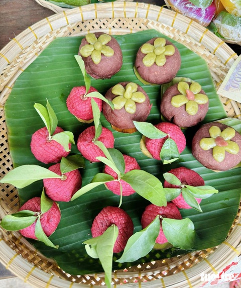 Dân miền Tây mần bánh quê ăn khi rảnh việc, nay thì kiêu hãnh bánh dân gian- Ảnh 10. Bánh hình trái vải, trái măng cụt