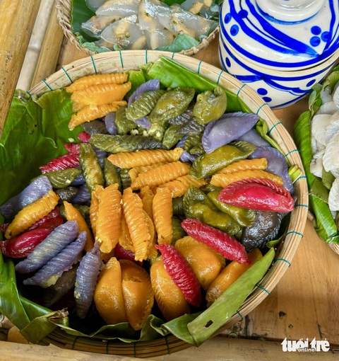 Dân miền Tây mần bánh quê ăn khi rảnh việc, nay thì kiêu hãnh bánh dân gian- Ảnh 11. Bánh bột nhân đậu xanh ngũ sắc