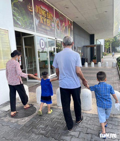 Trẻ nuôi con, già chăm cháu, ông bà mong cháu lớn để... về quê dưỡng già- Ảnh 1. Chăm cháu là lựa chọn, không phải là trách nhiệm của ông bà - Ảnh minh họa: DUYÊN PHAN