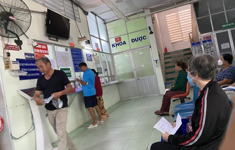 Bệnh nhân phải đi khám lại nhiều lần, cần xem lại chuyên môn của cơ sở khám chữa bệnh- Ảnh 2. Bệnh nhân chờ lấy thuốc tại Bệnh viện Phú Nhuận, TP.HCM - Ảnh: TỰ TRUNG