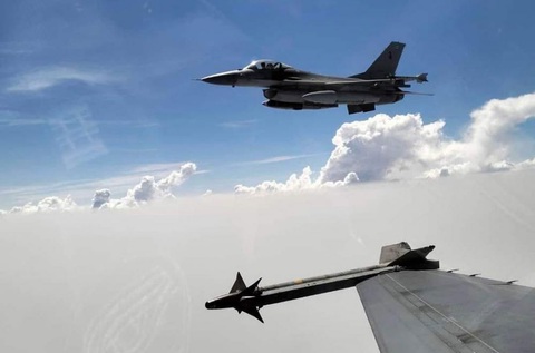 Các chiến đấu cơ F-16 của Thái Lan tuần tra gần biên giới Myanmar ngày 12-4 - Ảnh: Royal Thai Air Force Các chiến đấu cơ F-16 của Thái Lan tuần tra gần biên giới Myanmar ngày 12-4 - Ảnh: Royal Thai Air Force