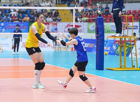 Chờ Bích Tuyền so tài tay đập cao 1,95m của Trung Quốc- Ảnh 1. Chen Peiyan (trái) sở hữu chiều cao ấn tượng 1,95m - Ảnh: VFV