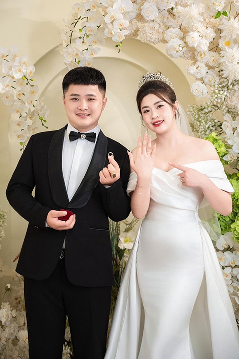 Độc lạ Thái Nguyên: Chú rể dẫn cả dàn máy xúc đi đón dâu- Ảnh 2. Cặp uyên ương hạnh phúc trong đám cưới diễn ra ngày 10-4 ở Thái Nguyên.