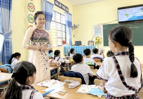 Cô Thái Thị Tố Loan với học sinh Trường tiểu học thị trấn Châu Thành A - Ảnh: L.NGỌC Cô Thái Thị Tố Loan với học sinh Trường tiểu học thị trấn Châu Thành A - Ảnh: L. NGỌC