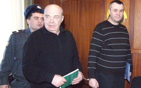 Cảnh sát áp giải trùm tội phạm Semion Mogilevich (trái) và Vladimir Nekrasov tới tòa tại Matxcơva vào tháng 9-2009 - Ảnh: TASS Cảnh sát áp giải trùm tội phạm Semion Mogilevich (trái) và Vladimir Nekrasov tới tòa tại Matxcơva vào tháng 9-2009 - Ảnh: TASS