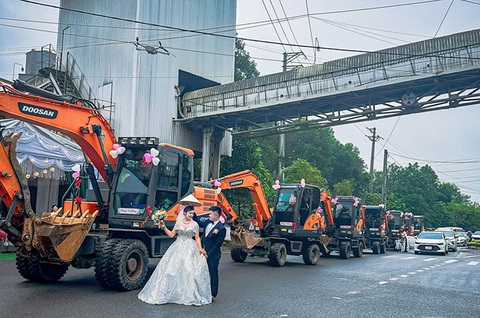 Độc lạ Thái Nguyên: Chú rể dẫn cả dàn máy xúc đi đón dâu- Ảnh 1. Cô dâu Dương Liên và chú rể Hồng Sơn cùng dàn máy xúc khi đi đón dâu.
