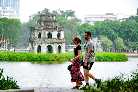 Hai du khách nước ngoài đi bộ bên bờ hồ Hoàn Kiếm ở thủ đô Hà Nội - Ảnh: NAM TRẦN Hai du khách nước ngoài đi bộ bên bờ hồ Hoàn Kiếm ở thủ đô Hà Nội - Ảnh: NAM TRẦN