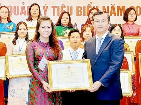 Cô Thái Thị Tố Loan nhận bằng khen Nhà giáo tiêu biểu của Bộ GD-ĐT - Ảnh: NVCC Cô Thái Thị Tố Loan nhận bằng khen Nhà giáo tiêu biểu của Bộ GD-ĐT - Ảnh: NVCC