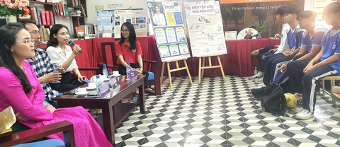 7 giai đoạn hướng nghiệp cho học sinh của Trường THPT Lê Quý Đôn, TP.HCM- Ảnh 4. Nhà báo Thu Tâm, phóng viên báo Sài Gòn Giải Phóng (áo trắng) và đạo diễn Đỗ Khoa (áo sọc), MC Bích Ngọc (áo hồng) giao lưu với học sinh - Ảnh: H.HG.