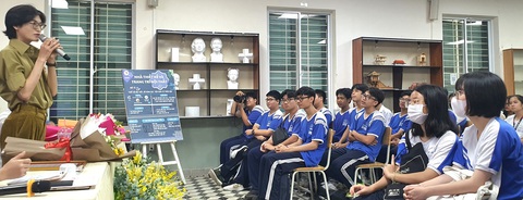 7 giai đoạn hướng nghiệp cho học sinh của Trường THPT Lê Quý Đôn, TP.HCM- Ảnh 2. Nhà thiết kế thời trang Tín Thái giao lưu với các học sinh - Ảnh: H.HG.