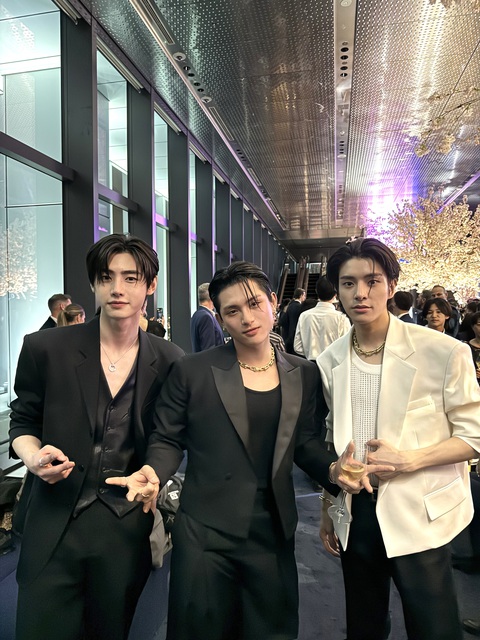 GREY D còn xuất hiện chung khung hình với hai nam thần tượng nhà HYPE - Jake và Sunghoon (ENHYPEN) GREY D còn xuất hiện chung khung hình với hai nam thần tượng nhà HYPE - Jake và Sunghoon (ENHYPEN)