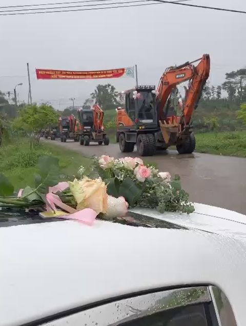 Dàn xe máy xúc đi theo xe dâu khiến mọi người thích thú - ẢNH CHỤP MÀN HÌNH Dàn xe máy xúc đi theo xe dâu khiến mọi người thích thú - ẢNH CHỤP MÀN HÌNH