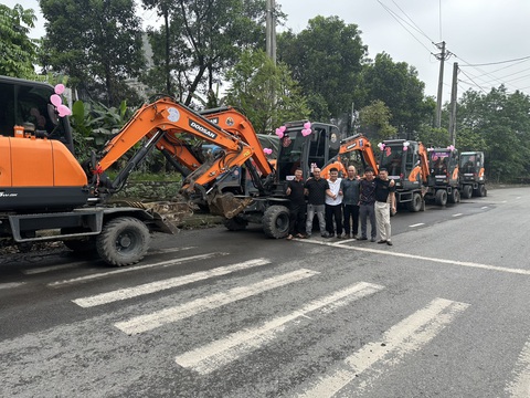 Xe máy xúc đón dâu do hội bạn thân của anh Sơn cầm lái - Ảnh: NVCC Xe máy xúc đón dâu do hội bạn thân của anh Sơn cầm lái - Ảnh: NVCC