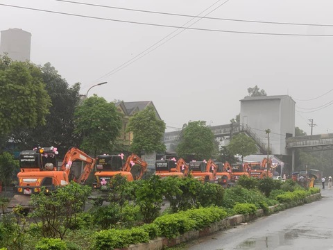 Đoàn xe máy xúc được xếp đi thành hàng ngay ngắn - Ảnh: NVCC Đoàn xe máy xúc được xếp đi thành hàng ngay ngắn - Ảnh: NVCC