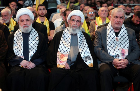Iran di chuyển drone và tên lửa, Hezbollah không kích Israel- Ảnh 1. Các quan chức Hezbollah chờ phát biểu qua truyền hình của lãnh đạo Hezbollah ở Lebanon, ông Sayyed Hassan Nasrallah - Ảnh: REUTERS