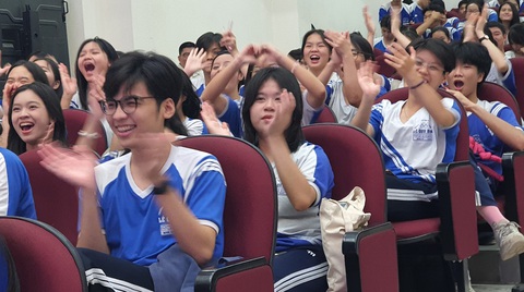 7 giai đoạn hướng nghiệp cho học sinh của Trường THPT Lê Quý Đôn, TP.HCM- Ảnh 3. Học sinh Trường THPT Lê Quý Đôn vỗ tay rần rần khi nghe bạn mình nói trong phần tranh biện: Nếu chọn công việc chỉ vì tiền thì coi như đi xây dựng đam mê cho người khác, còn mình thì có nguy cơ bị đào thải - Ảnh: H.HG.
