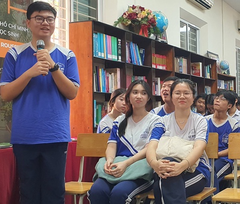 7 giai đoạn hướng nghiệp cho học sinh của Trường THPT Lê Quý Đôn, TP.HCM- Ảnh 1. Thiên Phúc, học sinh lớp 11A6, Trường THPT Lê Quý Đôn, đặt câu hỏi cho các chuyên gia nhóm ngành ngôn ngữ trong chương trình hướng nghiệp ngày 13-4 - Ảnh: H.HG.