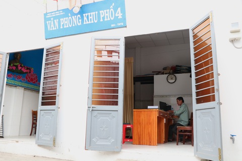 Sắp xếp khu phố ở phường đông dân nhất TP.HCM: Tập trung xử lý các vấn đề phát sinh- Ảnh 1. Ông Võ Văn Đở, trưởng khu phố 4, tranh thủ cuối tuần vẫn đến trụ sở xem hồ sơ - Ảnh: CẨM NƯƠNG