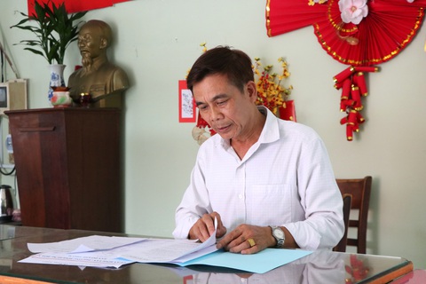Sắp xếp khu phố ở phường đông dân nhất TP.HCM: Tập trung xử lý các vấn đề phát sinh- Ảnh 3. Ông Hạp Tiến Nghi, trưởng khu phố 36, tại trụ sở sử dụng chung với khu phố 34 - Ảnh: CẨM NƯƠNG