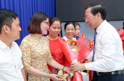Chủ tịch TP.HCM Phan Văn Mãi dự lễ sắp xếp ấp tại xã An Thới Đông, Cần Giờ- Ảnh 1. Chủ tịch UBND TP.HCM Phan Văn Mãi tặng hoa chúc mừng các cán bộ không chuyên trách được cử giữ chức vụ ở ấp mới - Ảnh: THẢO LÊ