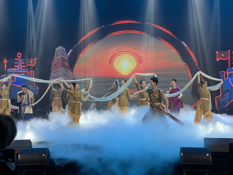 Vụ giàn khoan Hải Dương-981 ghi dấu ấn đặc biệt của Kiểm ngư Việt Nam- Ảnh 1. Tiết mục trong chương trình kỷ niệm 10 năm ra mắt Kiểm ngư Việt Nam - Ảnh: B.D.