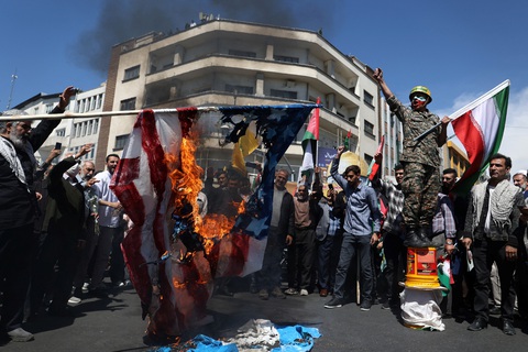 Iran có thể tấn công Israel trong vài giờ tới? Mỹ điều tàu chiến tới Trung Đông- Ảnh 1. Cuộc biểu tình ở Tehran (Iran) ngày 5-4 phản ứng trước thông tin tòa nhà ngoại giao Iran bị tấn công ở Damascus (Syria) - Ảnh: REUTERS