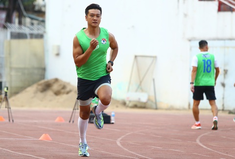 Trọng tài V-League né cái nóng 40 độ C để tránh sự cố- Ảnh 2. Các trọng tài tự chuẩn bị tốt nhất cho bài kiểm tra của mình - Ảnh: QUANG THỊNH