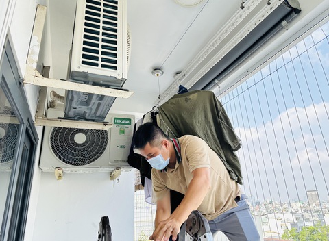 Mùa nóng, đi bảo dưỡng máy lạnh kiếm tiền triệu mỗi ngày- Ảnh 1. Dịch vụ bảo dưỡng máy lạnh hút khách, hốt bạc mùa nắng nóng - Ảnh: THẢO THƯƠNG