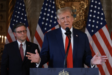Ông Donald Trump (phải) xuất hiện vai kề vai với Chủ tịch Hạ viện Mike Johnson trong buổi họp báo chung ngày 12-4 - Ảnh: AFP Ông Donald Trump (phải) xuất hiện vai kề vai với Chủ tịch Hạ viện Mike Johnson trong buổi họp báo chung ngày 12-4 - Ảnh: AFP