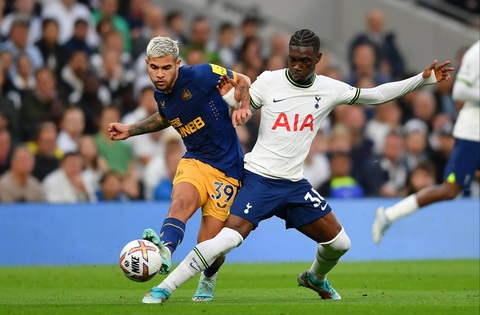 Newcastle (trái) quyết thắng Tottenham để trở lại đường đua top 4 - Ảnh: REUTERS Newcastle (trái) quyết thắng Tottenham để trở lại đường đua top 4 - Ảnh: REUTERS