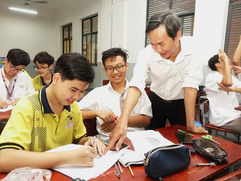 Lớp học 'chạy' ở Trường THPT chuyên Lê Hồng Phong TP.HCM- Ảnh 3. Học sinh Nguyễn Tấn Đức học sinh lớp 1CTIN Trường THPT chuyên Lê Hồng Phong Q5, TPHCM trong giờ học vẽ kỹ thuật . Ảnh: NHƯ HÙNG