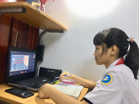 Chuyển đổi số trong dạy học: Gian nan vì phụ huynh chưa 'thông'- Ảnh 3. Học sinh Châu Tường Vy (Trường THCS Đặng Trần Côn, quận Tân Phú, TPHCM) trong giờ học trực tuyến gia đoạn dịch COVID-19 Ảnh: NHƯ HÙNG