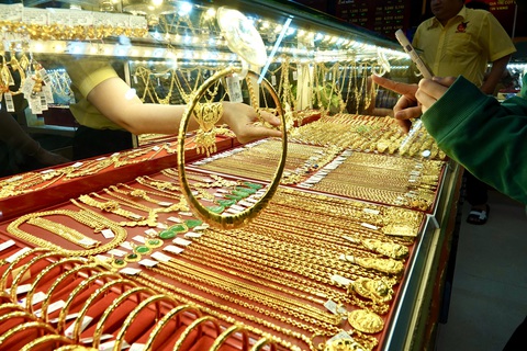 Giá vàng nhẫn 9999 lao dốc gần 2 triệu đồng/lượng- Ảnh 1. Giá vàng đã lao dốc mạnh so với mức đỉnh - Ảnh: T.T.D.