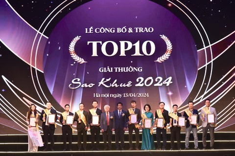 VNPAY Taxi lọt Top 10 sản phẩm xuất sắc Sao Khuê 2024- Ảnh 1. TS Trần Mạnh Nam - giám đốc khối doanh nghiệp VNPAY - nhận giải thưởng ngày 13-4