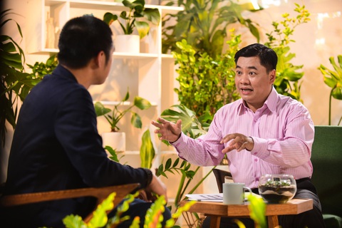 Đi cùng thương hiệu: Phát triển doanh nghiệp bằng trải nghiệm khách hàng- Ảnh 1. Những câu chuyện thú vị trong quá trình xây dựng thương hiệu thông qua trải nghiệm dịch vụ khách hàng sẽ được anh Pháp Trịnh chia sẻ cùng với host Nguyễn Tiến Huy trong chương trình Đi cùng thương hiệu - Ảnh: QUANG ĐỊNH