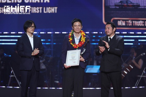 Bế mạc HIFF 2024: Philippines đoạt giải Ngôi sao vàng, Song Lang là phim TP.HCM hay nhất- Ảnh 7. Đạo diễn Bảo Nguyễn trao giải Quay phim xuất sắc nhất cho ông Hideho Urata với phim Last shadow at first light (Đêm tối trước bình minh, Singapore) - Ảnh: HIFF