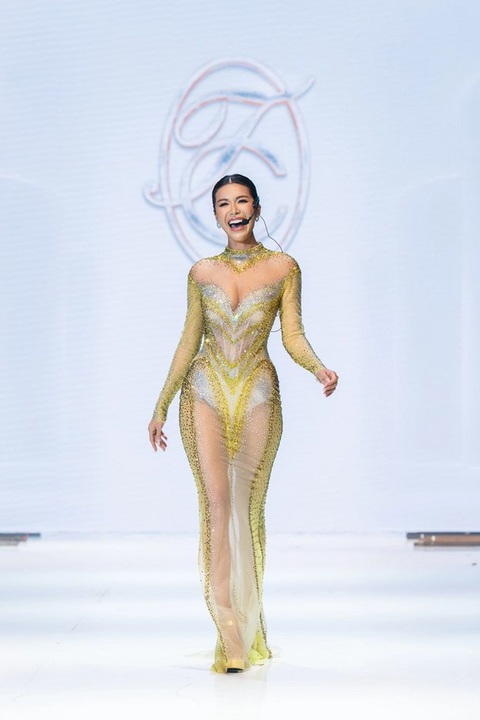 Minh Tú diện lại mẫu áo dài cưới của mẹ gây xúc động- Ảnh 14. Minh Tú catwalk cực