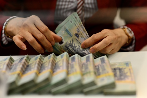 Tiền nằm chờ tại công ty chứng khoán nhiều kỷ lục, vượt thời VN-Index vùng 1.500- Ảnh 1. Thị trường chứng khoán được hỗ trợ bởi môi trường lãi suất thấp - Ảnh: QUANG ĐỊNH