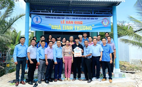 “Ngôi nhà 5.000 đồng” được tặng cho gia đình sinh viên Phạm Thanh Bưởi trước Tết Nguyên đán - Ảnh: D.THU “Ngôi nhà 5.000 đồng” được tặng cho gia đình sinh viên Phạm Thanh Bưởi trước Tết Nguyên đán - Ảnh: D.THU