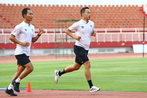 Trọng tài V-League né cái nóng 40 độ C để tránh sự cố- Ảnh 1. 2 trọng tài FIFA hoàn thành phần kiểm tra đầu tiên lúc 17h30 - Ảnh: QUANG THỊNH