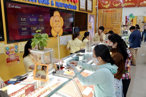 Mua bán vàng ở TP.HCM chiều 12-4 - Ảnh: T.T.D. Mua bán vàng ở TP.HCM chiều 12-4 - Ảnh: T.T.D.