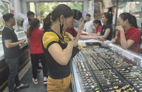 Tranh luận về vàng: Để lên xuống như chứng khoán hay cần bình ổn?- Ảnh 1. Giá vàng tăng cao, nhiều người mang bán chốt lời - Ảnh: B.K.