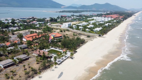 Biểu diễn dù lượn để tôn vinh vịnh Lăng Cô là vịnh đẹp thế giới- Ảnh 3. Một góc của thị trấn Lăng Cô với địa thế trước mặt là biển, sau lưng là đầm Lập An được đánh giá là một trong những điểm du lịch nghỉ mát thú vị ở dọc dài tuyến đường di sản miền Trung - Ảnh: CÔNG TUYỂN