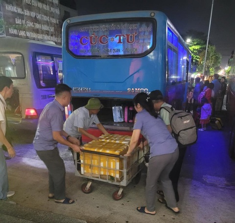 Hành khách được trung chuyển để tiếp tục hành trình - Ảnh: TTXVN Hành khách được trung chuyển để tiếp tục hành trình - Ảnh: TTXVN