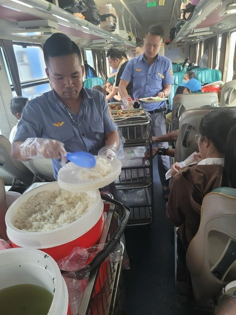 Ngành đường sắt phục vụ đồ ăn cho khách sau sự cố - Ảnh: TTXVN Ngành đường sắt phục vụ đồ ăn cho khách sau sự cố - Ảnh: TTXVN