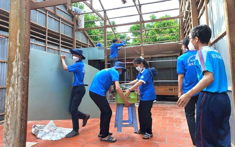 Sinh viên tình nguyện Trường ĐH Đồng Tháp cùng góp công xây nhà tặng bạn mình - Ảnh: D.THU Sinh viên tình nguyện Trường ĐH Đồng Tháp cùng góp công xây nhà tặng bạn mình - Ảnh: D.THU